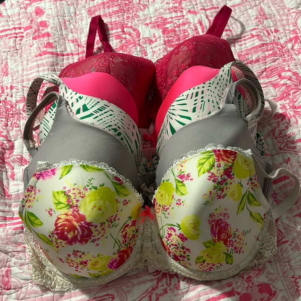 Lot of 5 Victoria’s Secret bras. All size 38DD.